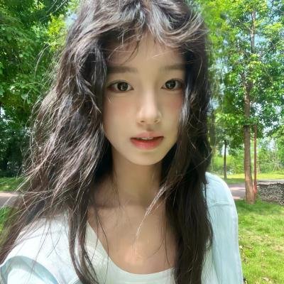 随盲柳入眠的女人